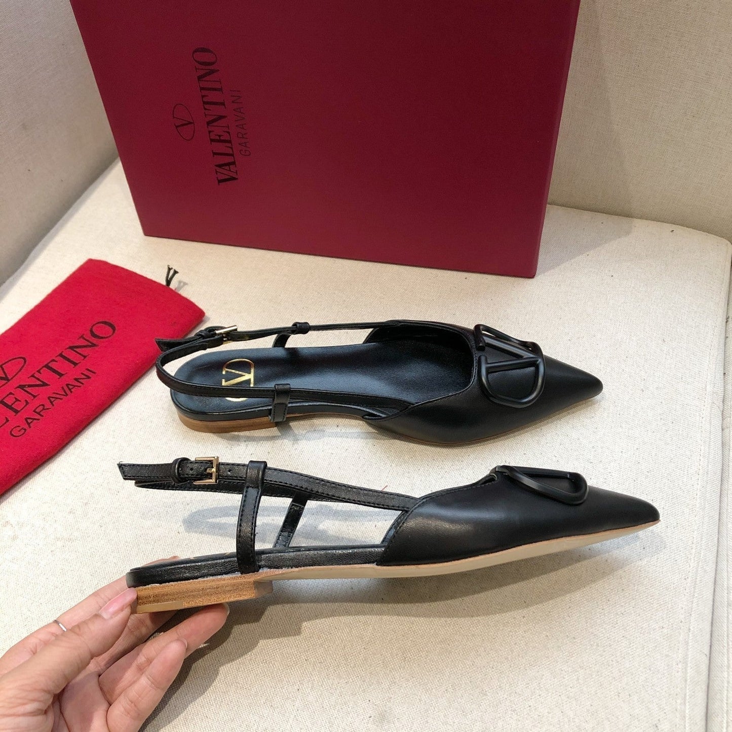 VLOGO SIGNATURE BLACK CALFSKIN FLAT SLINGBACK PUMP - 34