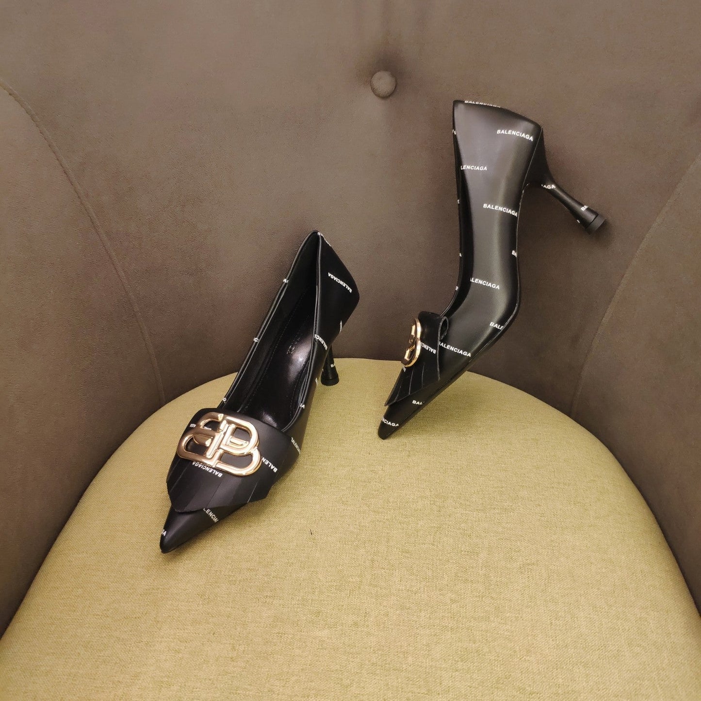 POINTED TOE PUMPS BLACK WITH LOGO PRINT SMOOTH CALFSKIN - 34