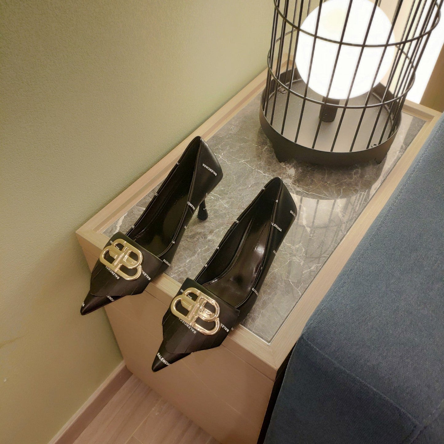 POINTED TOE PUMPS BLACK WITH LOGO PRINT SMOOTH CALFSKIN - 34