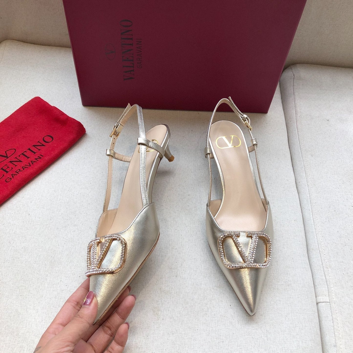 VLOGO SIGNATURE SILVER PATENT LEATHER SLINGBACK PUMP - 34 / 1 cm