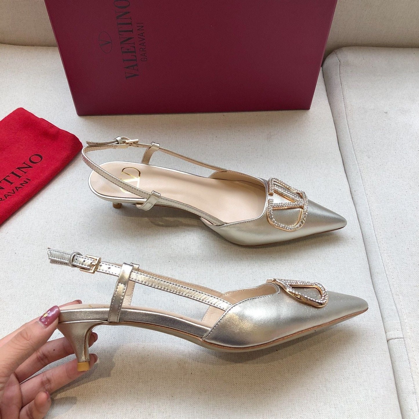 VLOGO SIGNATURE SILVER PATENT LEATHER SLINGBACK PUMP - 34 / 1 cm