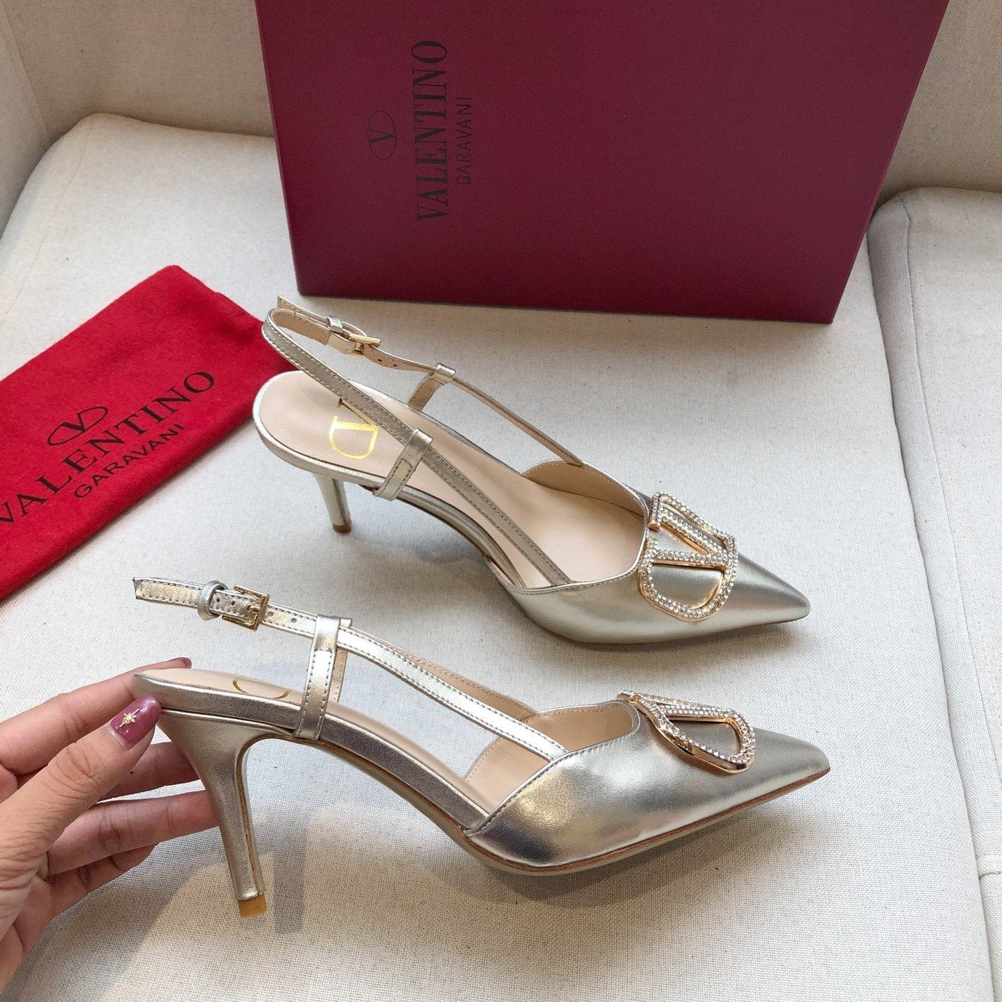 VLOGO SIGNATURE SILVER PATENT LEATHER SLINGBACK PUMP - 34 / 1 cm