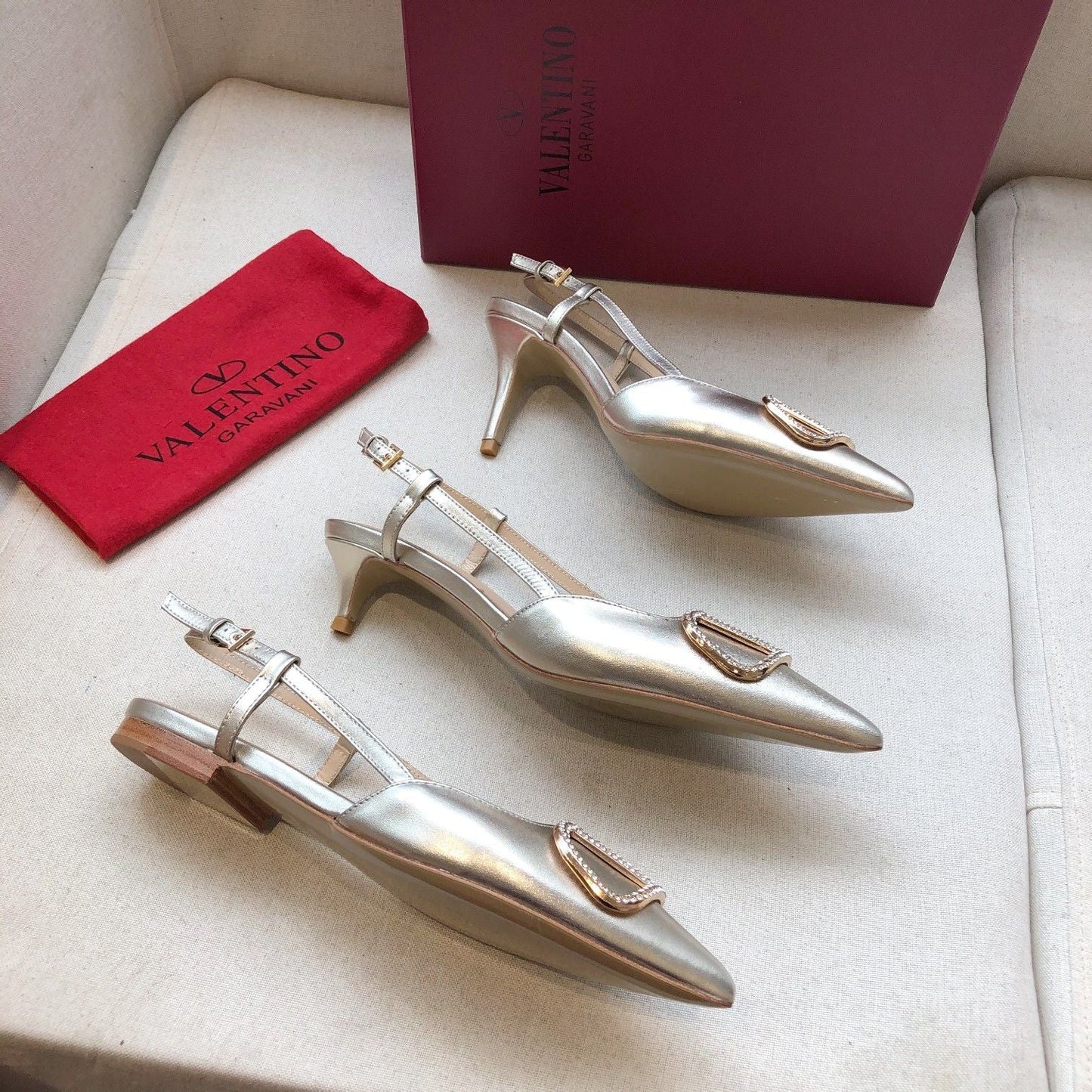 VLOGO SIGNATURE SILVER PATENT LEATHER SLINGBACK PUMP - 34 / 1 cm