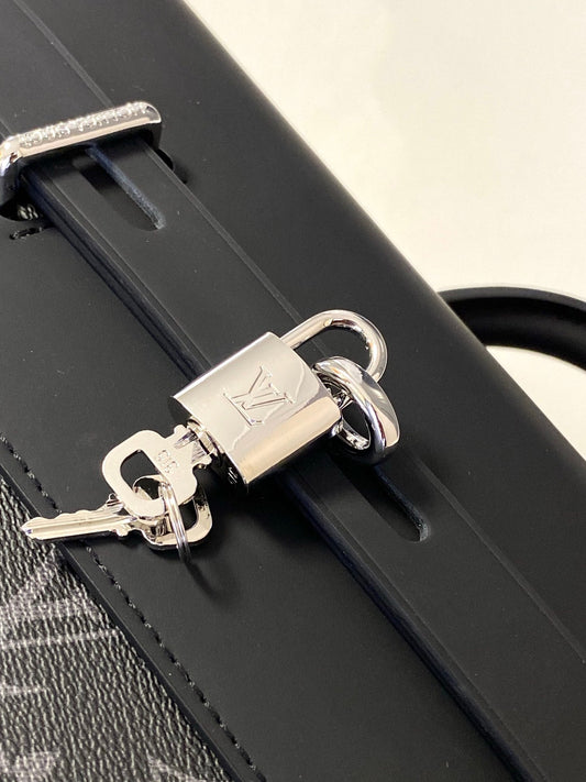 РЮКЗАК STEAMER 45 ІЗ КАНВИ MONOGRAM ECLIPSE КОЛЬОРУ GUN METAL І ЧОРНОЇ ТЕЛЯЧОЇ ШКІРИ, СРІБНА ПРЯЖКА