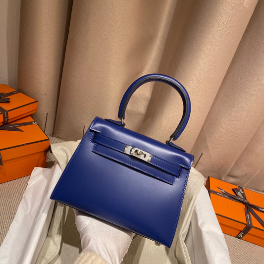 СУМКА KELLY MINI 20 СИНЬОГО КОЛЬОРУ З ГЛАДКОЇ ТЕЛЯЧОЇ ШКІРИ З ФУРНІТУРОЮ СРІБНОГО КОЛЬОРУ