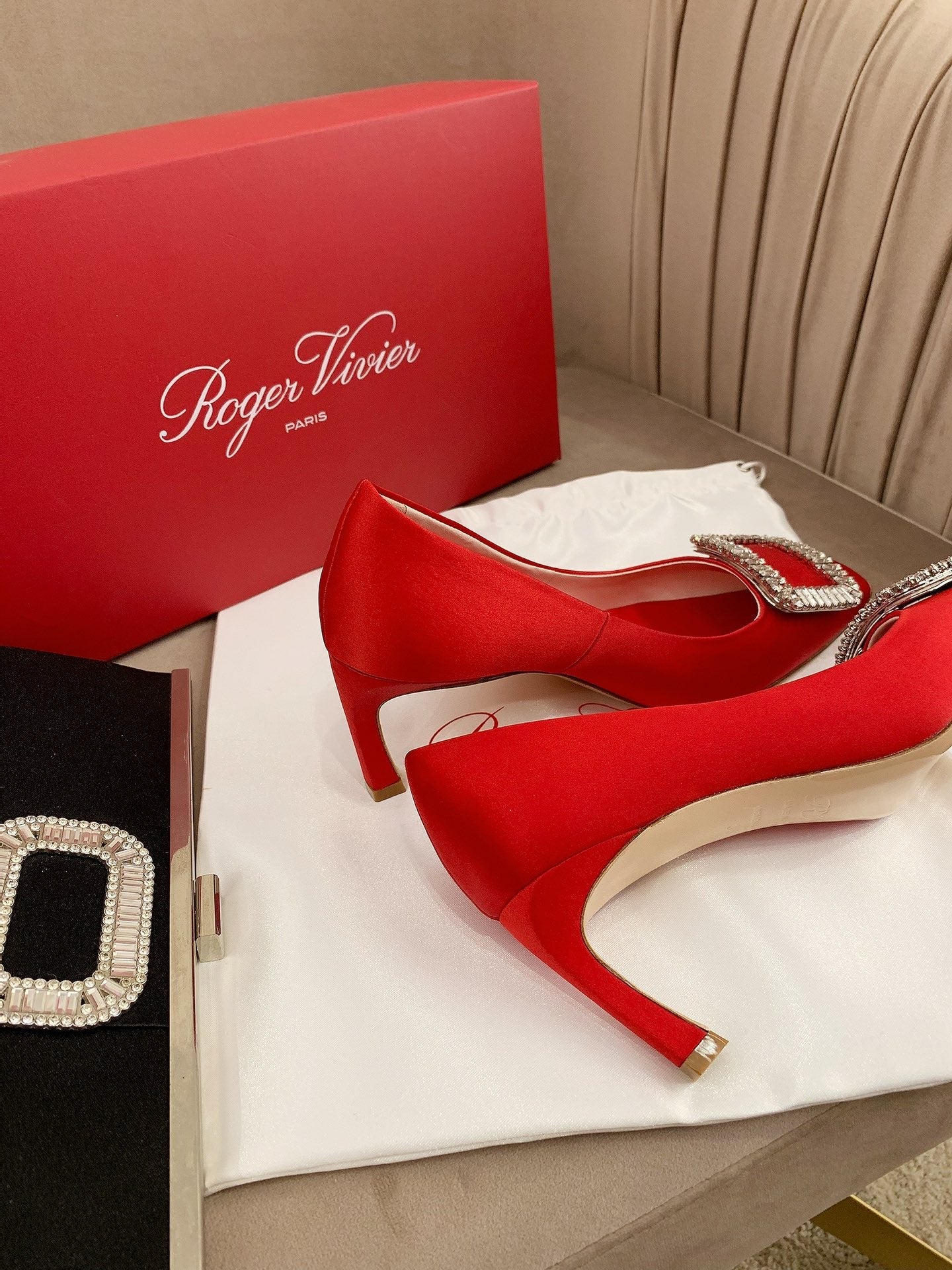 TROMPETTE PUMPS IN RED SILK CRYSTAL BUCKLE - 34