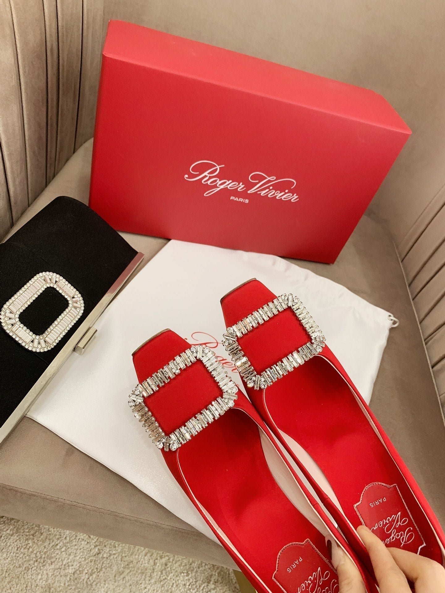 TROMPETTE PUMPS IN RED SILK CRYSTAL BUCKLE - 34