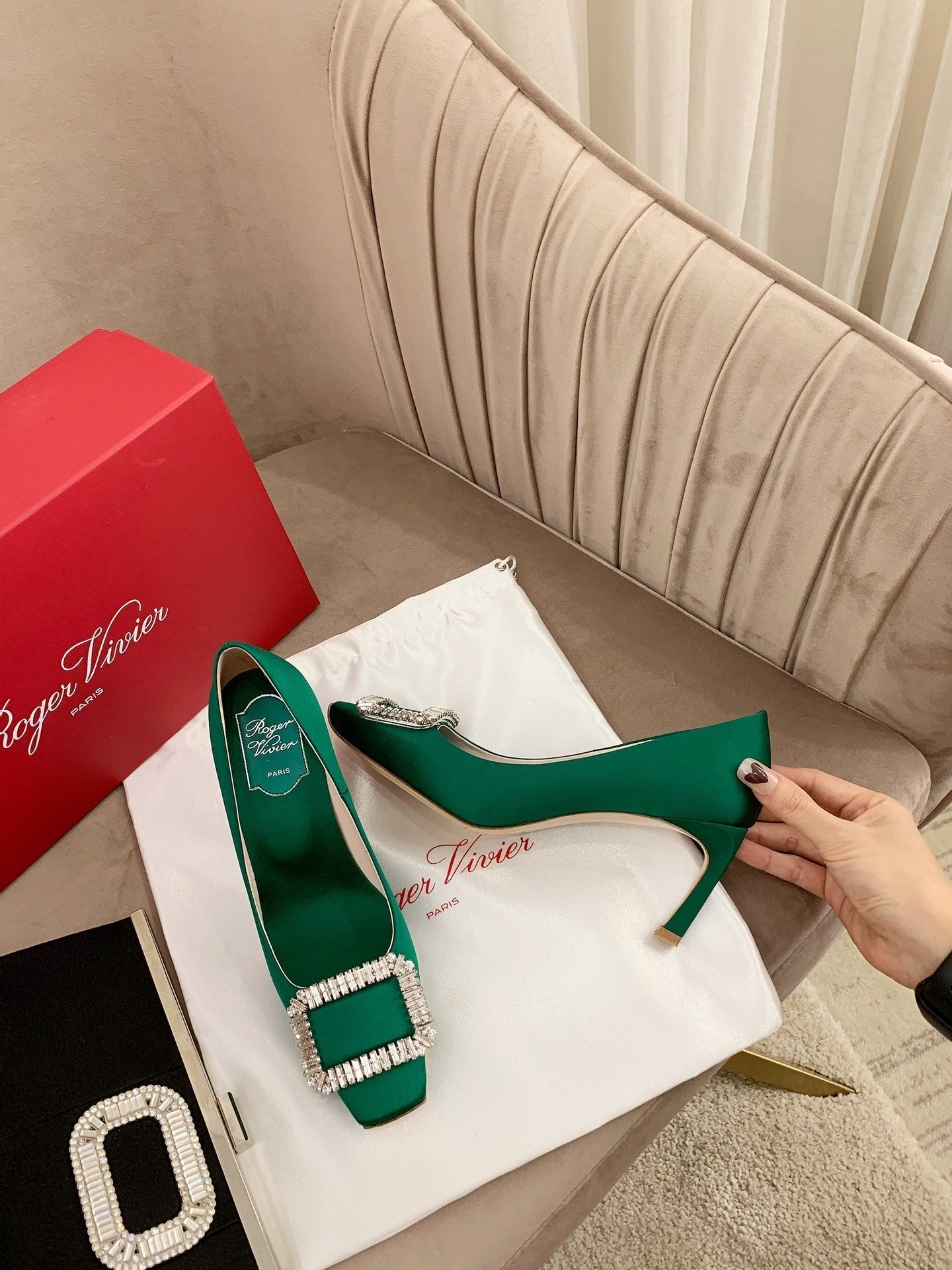 TROMPETTE PUMPS IN GREEN SILK CRYSTAL BUCKLE - 34