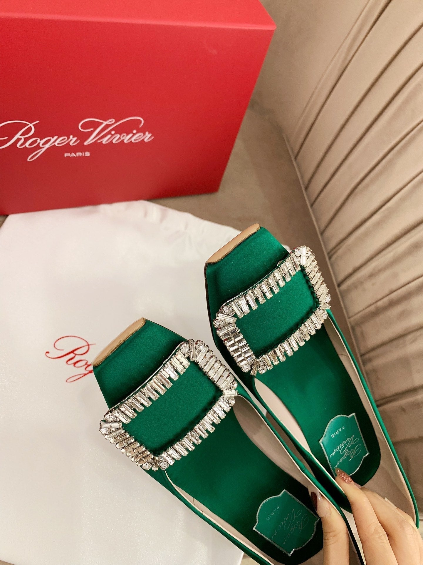TROMPETTE PUMPS IN GREEN SILK CRYSTAL BUCKLE - 34
