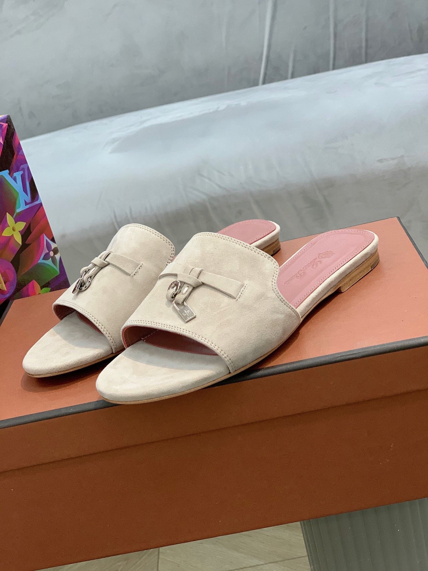 LP SUMMER CHARMS SANDALS LIGHT GRAY AND PINK SUEDE - 35
