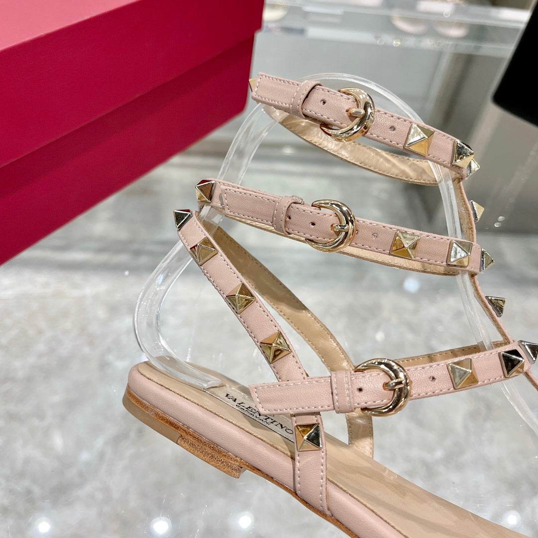 ROCKSTUD THONG SANDAL WITH STRAPS IN LIGHT PINK CALFSKIN - 35