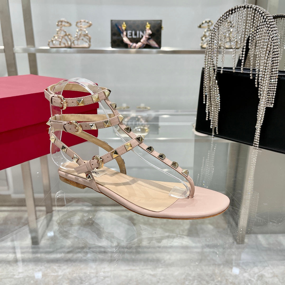 ROCKSTUD THONG SANDAL WITH STRAPS IN LIGHT PINK CALFSKIN - 35