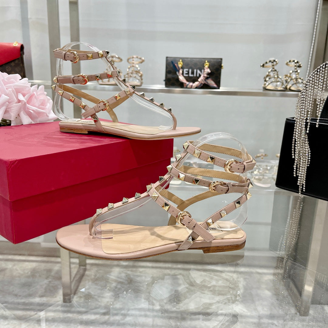 ROCKSTUD THONG SANDAL WITH STRAPS IN LIGHT PINK CALFSKIN - 35
