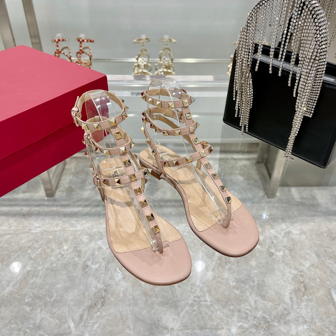 ROCKSTUD THONG SANDAL WITH STRAPS IN LIGHT PINK CALFSKIN - 35