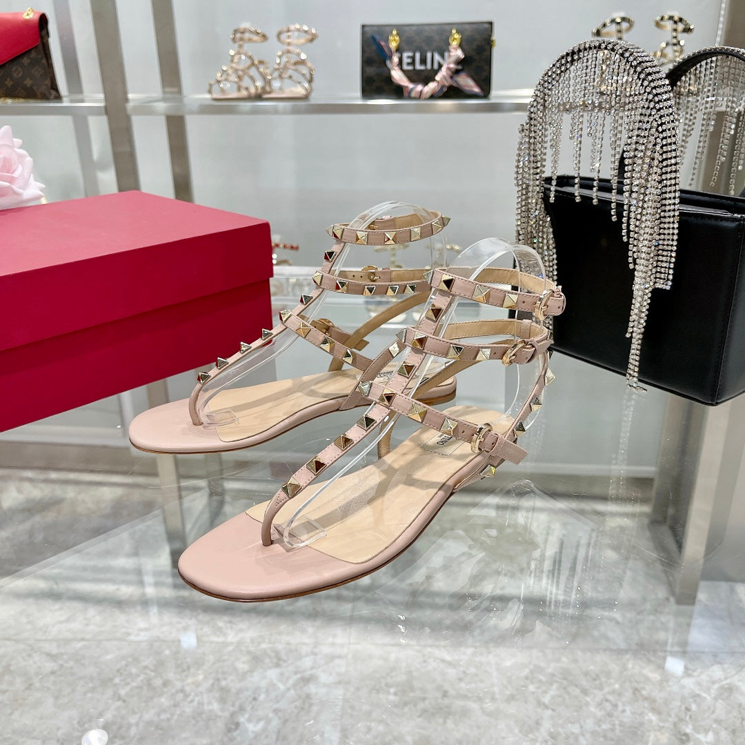 ROCKSTUD THONG SANDAL WITH STRAPS IN LIGHT PINK CALFSKIN - 35