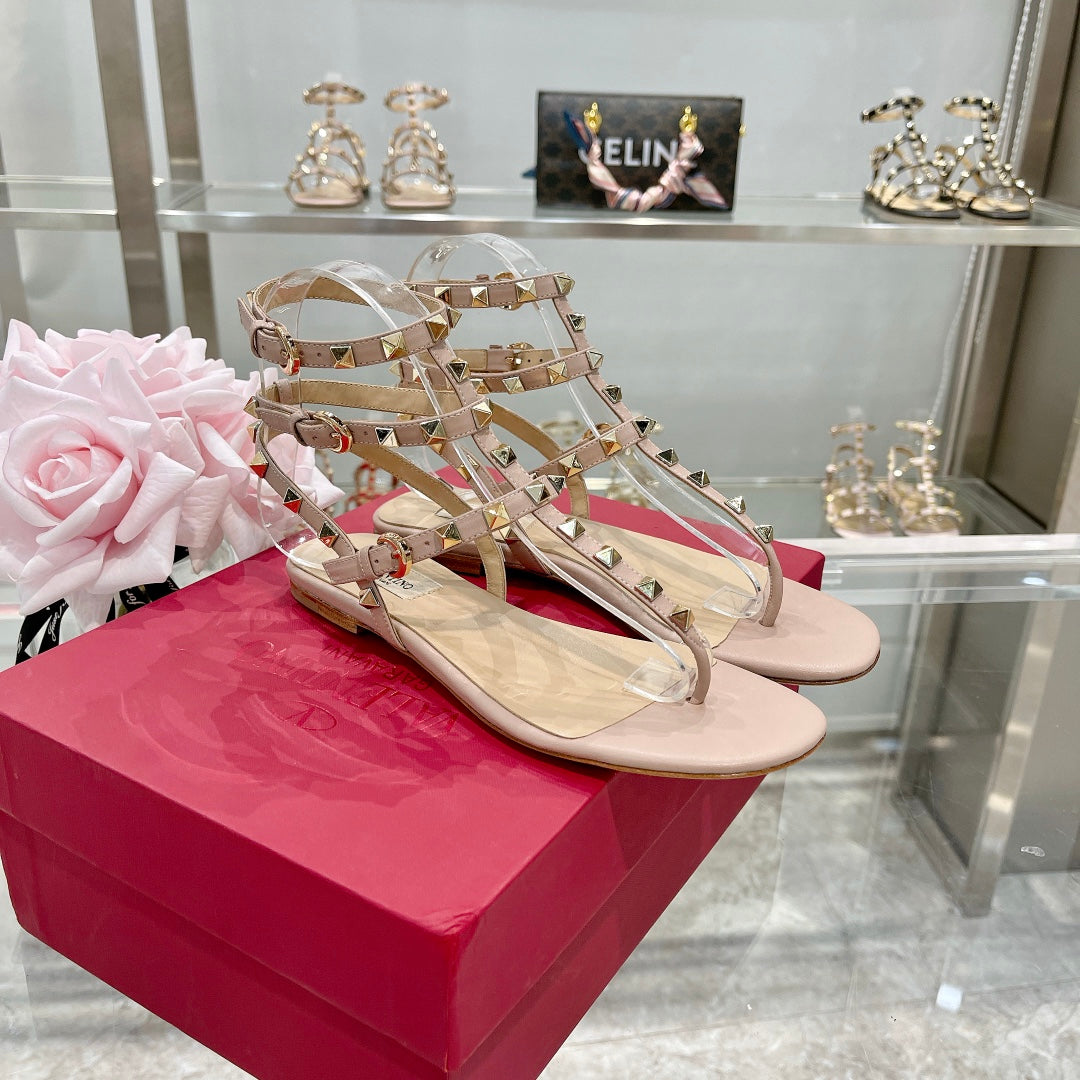 ROCKSTUD THONG SANDAL WITH STRAPS IN LIGHT PINK CALFSKIN - 35