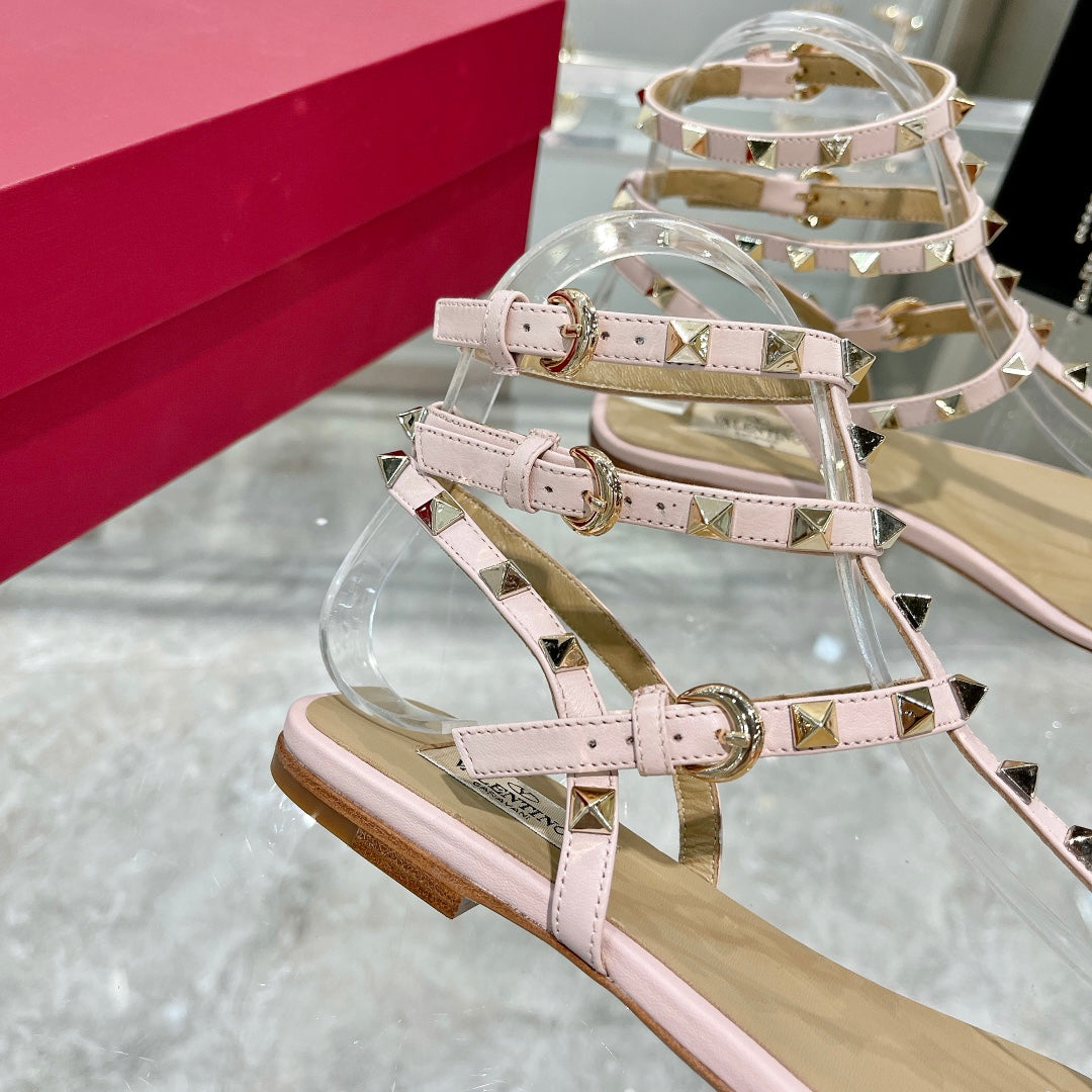 ROCKSTUD THONG SANDAL WITH STRAPS IN BLUSH PINK CALFSKIN - 35