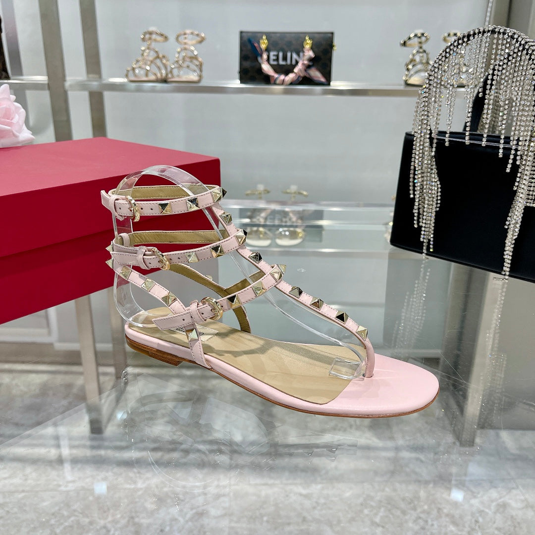 ROCKSTUD THONG SANDAL WITH STRAPS IN BLUSH PINK CALFSKIN - 35