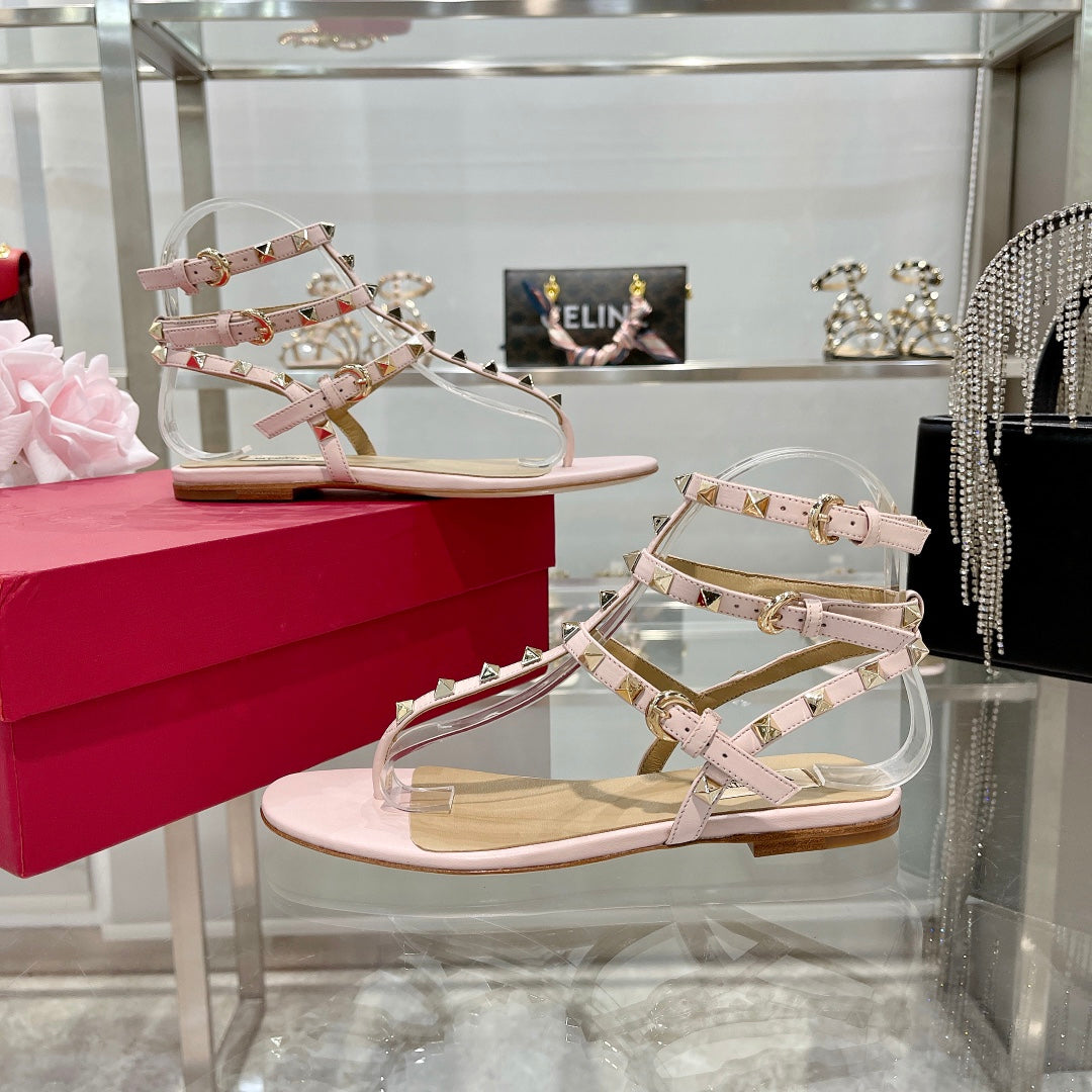 ROCKSTUD THONG SANDAL WITH STRAPS IN BLUSH PINK CALFSKIN - 35