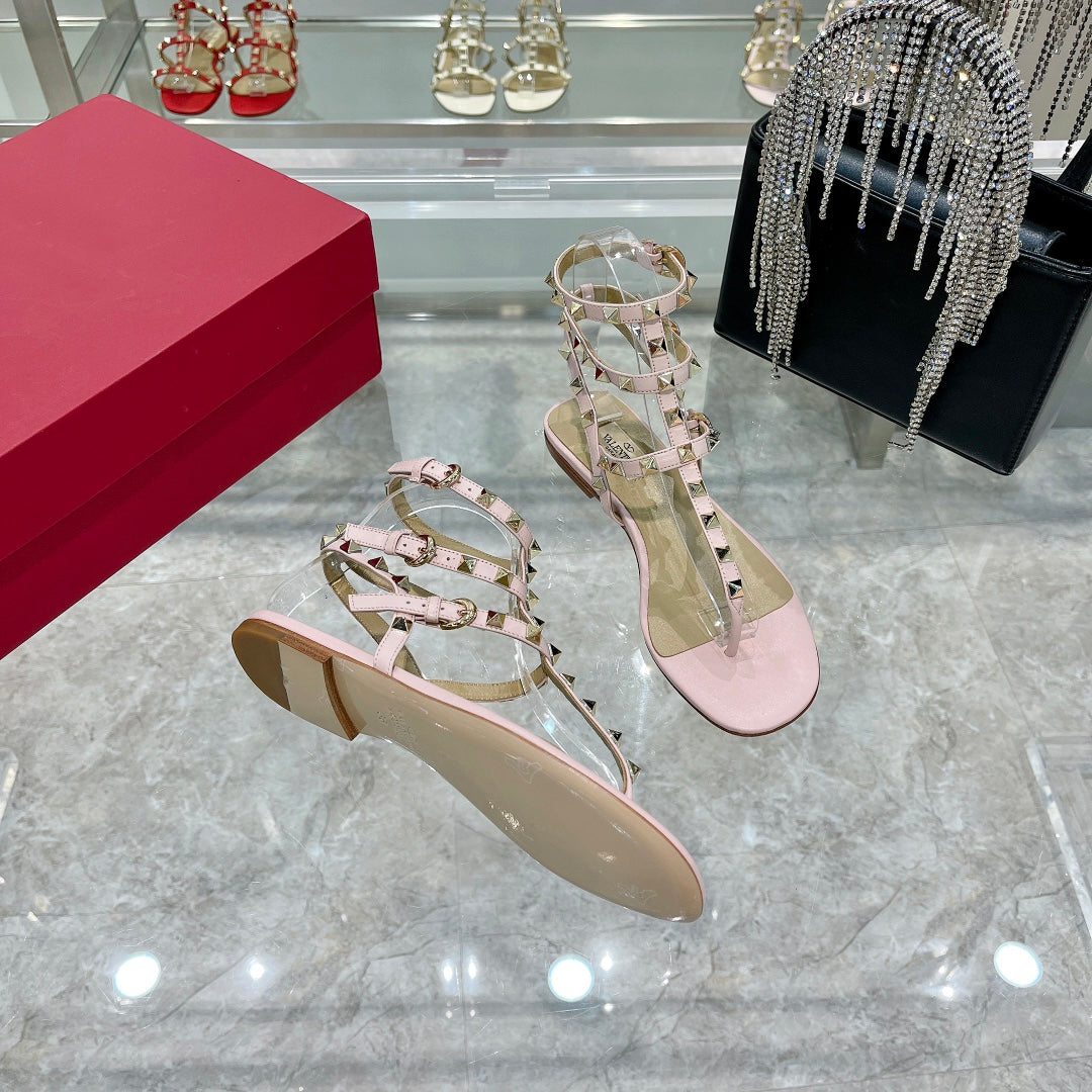 ROCKSTUD THONG SANDAL WITH STRAPS IN BLUSH PINK CALFSKIN - 35