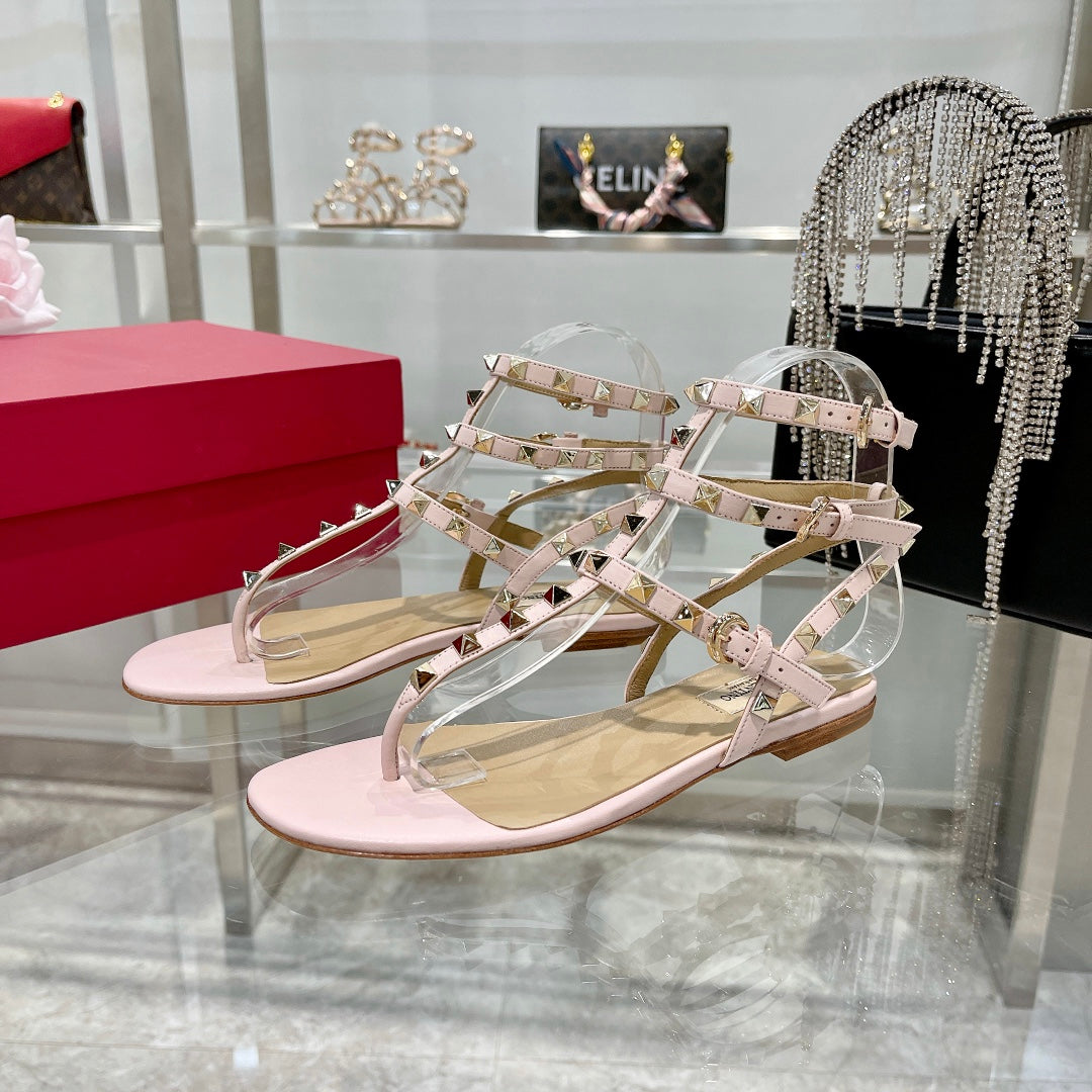 ROCKSTUD THONG SANDAL WITH STRAPS IN BLUSH PINK CALFSKIN - 35