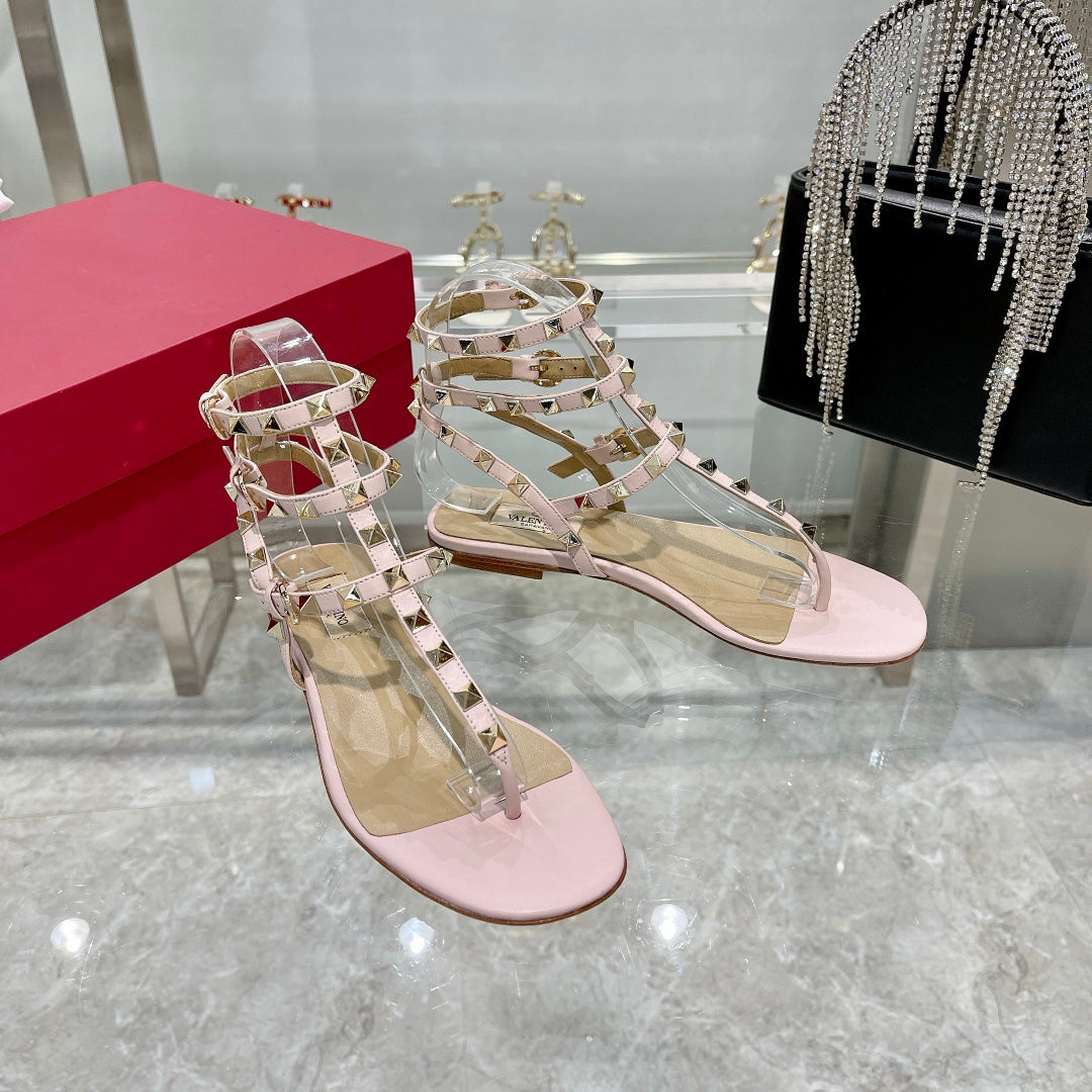 ROCKSTUD THONG SANDAL WITH STRAPS IN BLUSH PINK CALFSKIN - 35
