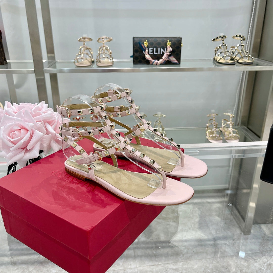 ROCKSTUD THONG SANDAL WITH STRAPS IN BLUSH PINK CALFSKIN - 35