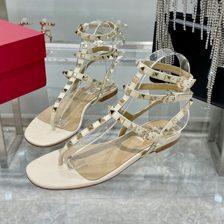ROCKSTUD THONG SANDAL WITH STRAPS IN WHITE CALFSKIN - 35