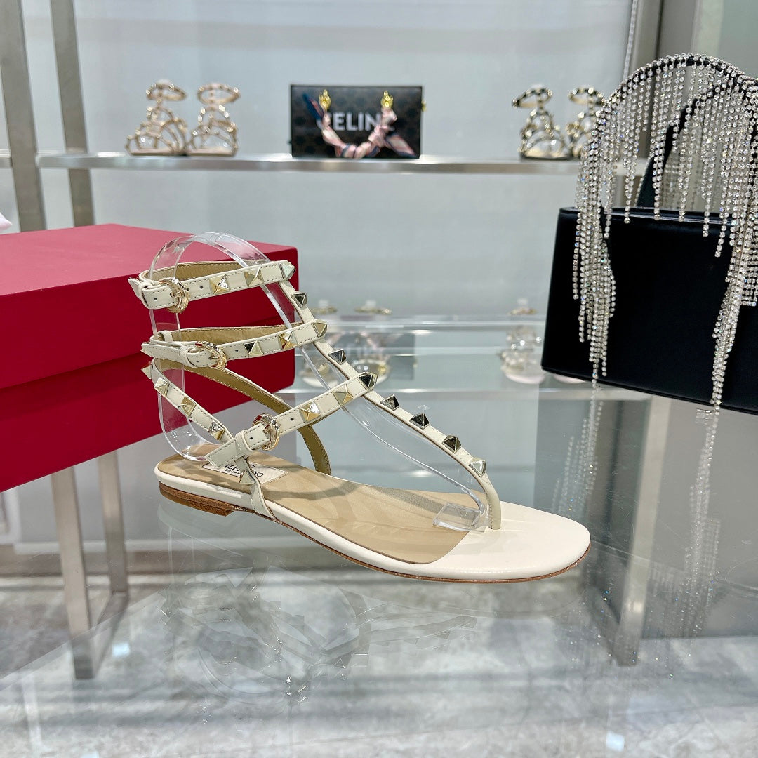 ROCKSTUD THONG SANDAL WITH STRAPS IN WHITE CALFSKIN - 35