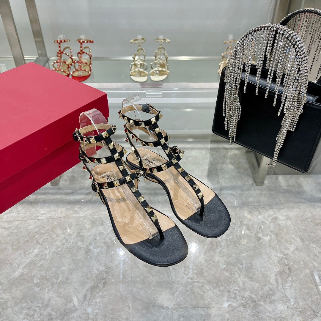 ROCKSTUD THONG SANDAL WITH STRAPS IN BLACK CALFSKIN - 35