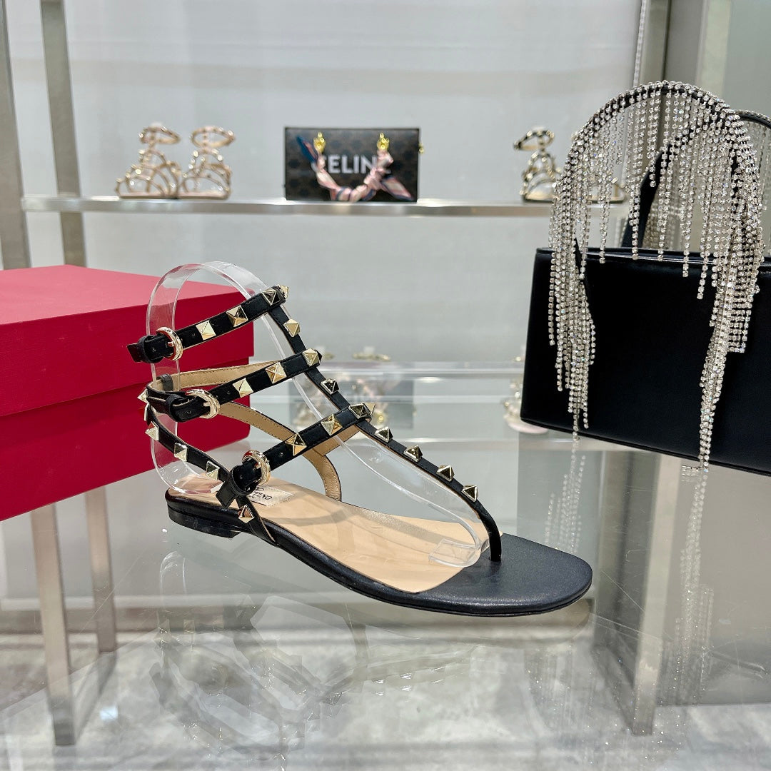 ROCKSTUD THONG SANDAL WITH STRAPS IN BLACK CALFSKIN - 35