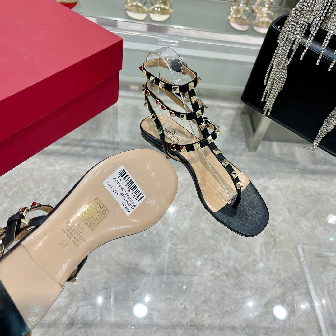 ROCKSTUD THONG SANDAL WITH STRAPS IN BLACK CALFSKIN - 35