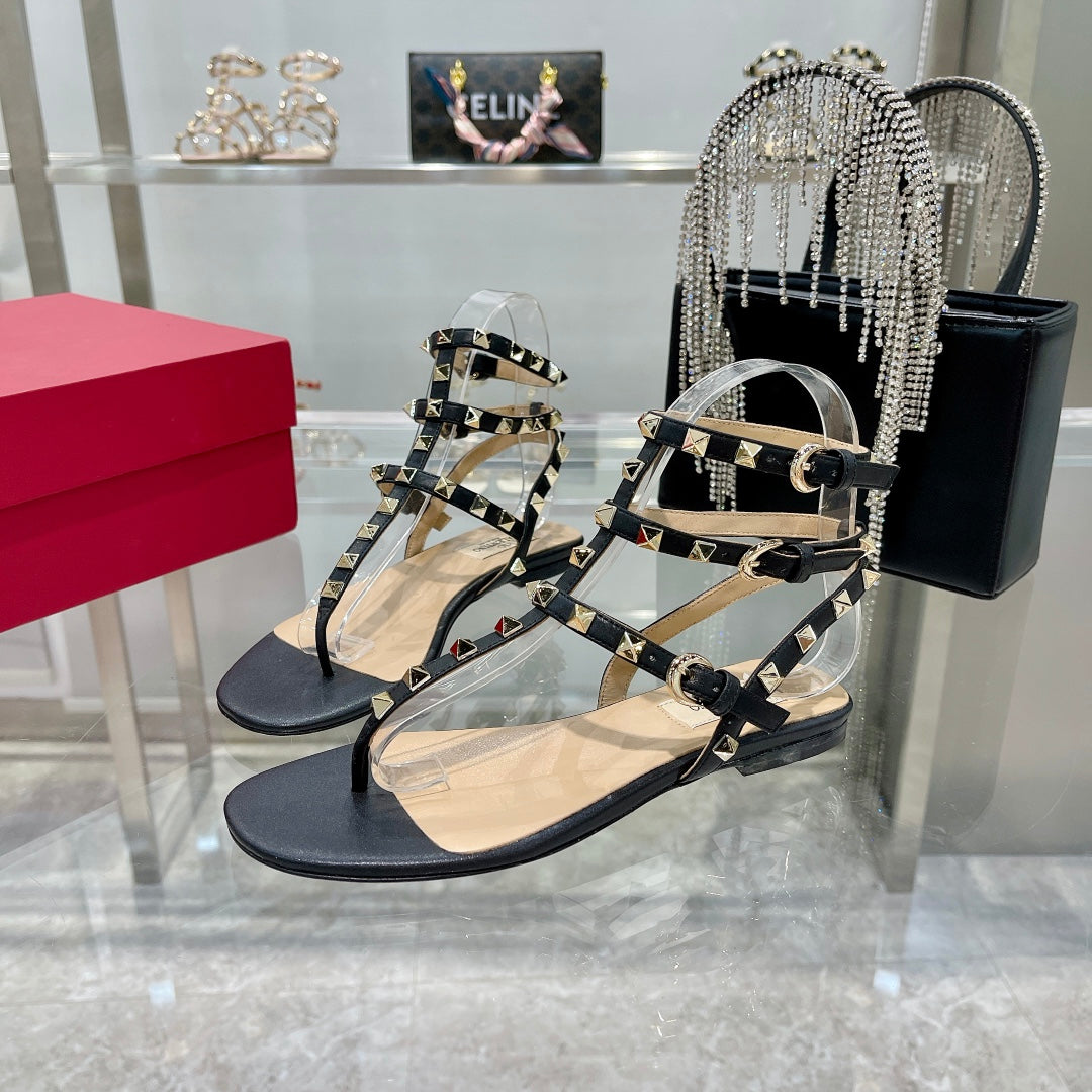 ROCKSTUD THONG SANDAL WITH STRAPS IN BLACK CALFSKIN - 35