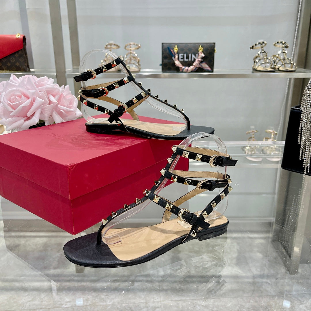 ROCKSTUD THONG SANDAL WITH STRAPS IN BLACK CALFSKIN - 35