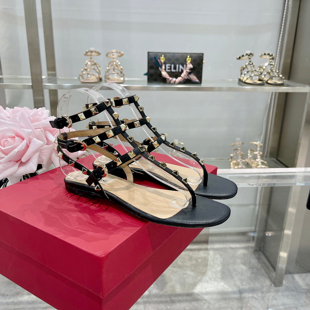 ROCKSTUD THONG SANDAL WITH STRAPS IN BLACK CALFSKIN - 35