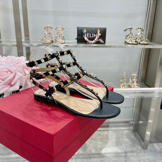 ROCKSTUD THONG SANDAL WITH STRAPS IN BLACK CALFSKIN - 35