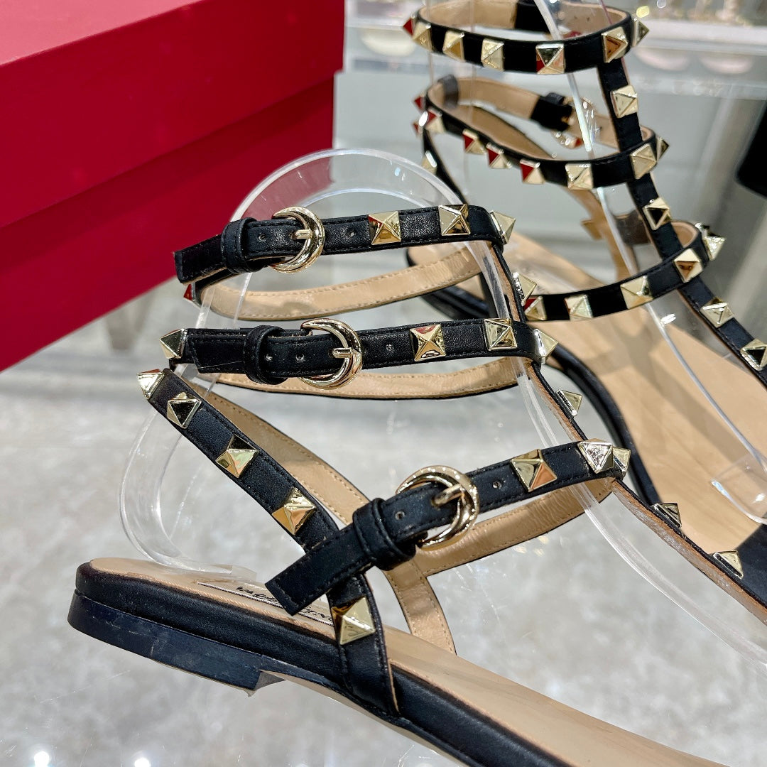 ROCKSTUD THONG SANDAL WITH STRAPS IN BLACK CALFSKIN - 35