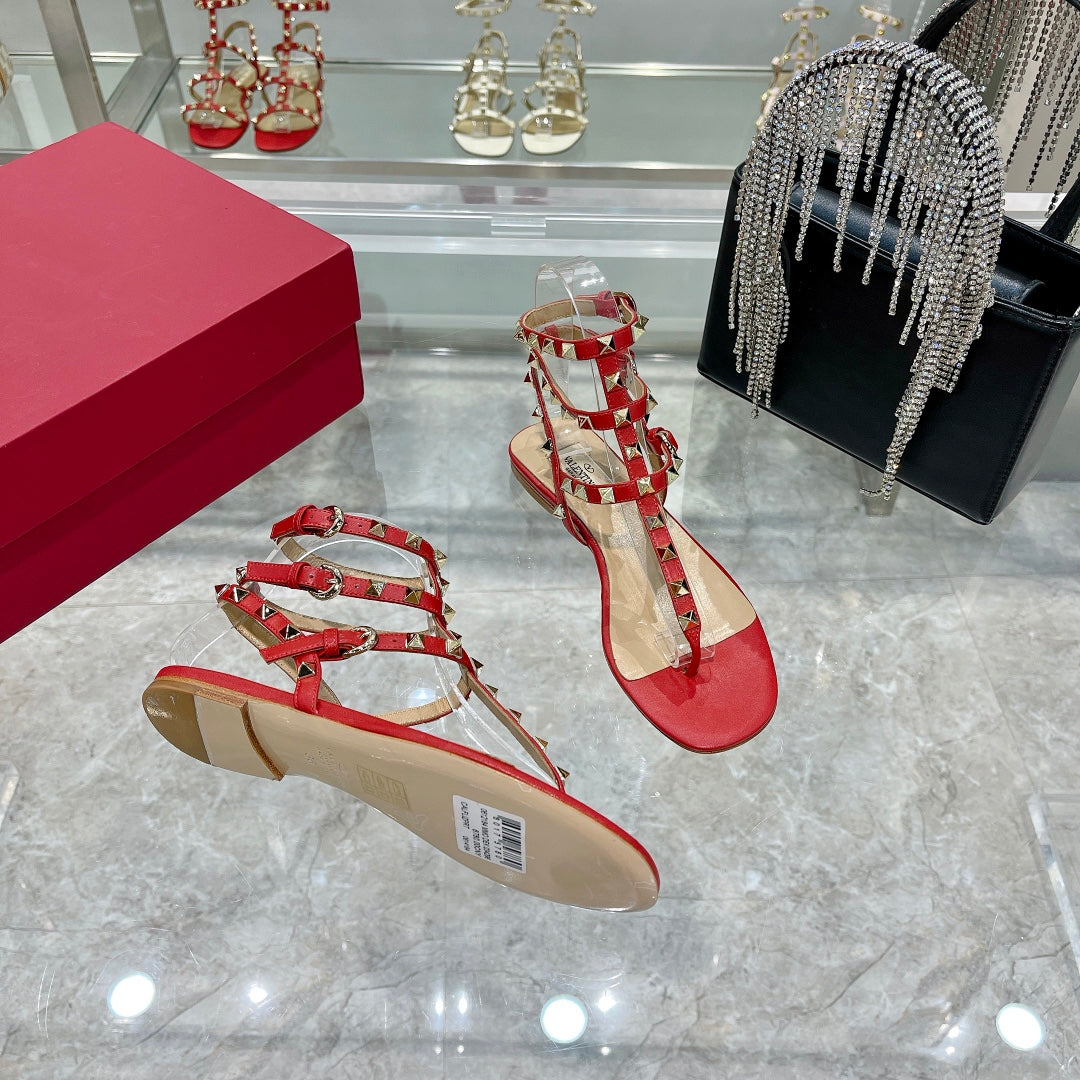 ROCKSTUD THONG SANDAL WITH STRAPS IN CHERRY RED CALFSKIN - 35