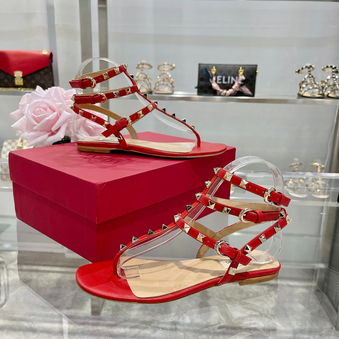 ROCKSTUD THONG SANDAL WITH STRAPS IN CHERRY RED CALFSKIN - 35