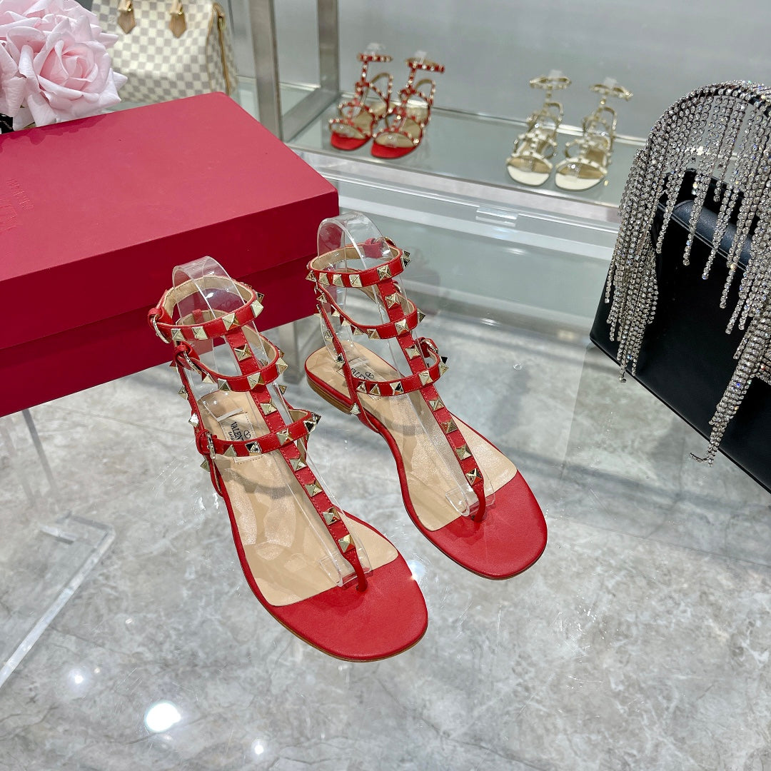 ROCKSTUD THONG SANDAL WITH STRAPS IN CHERRY RED CALFSKIN - 35