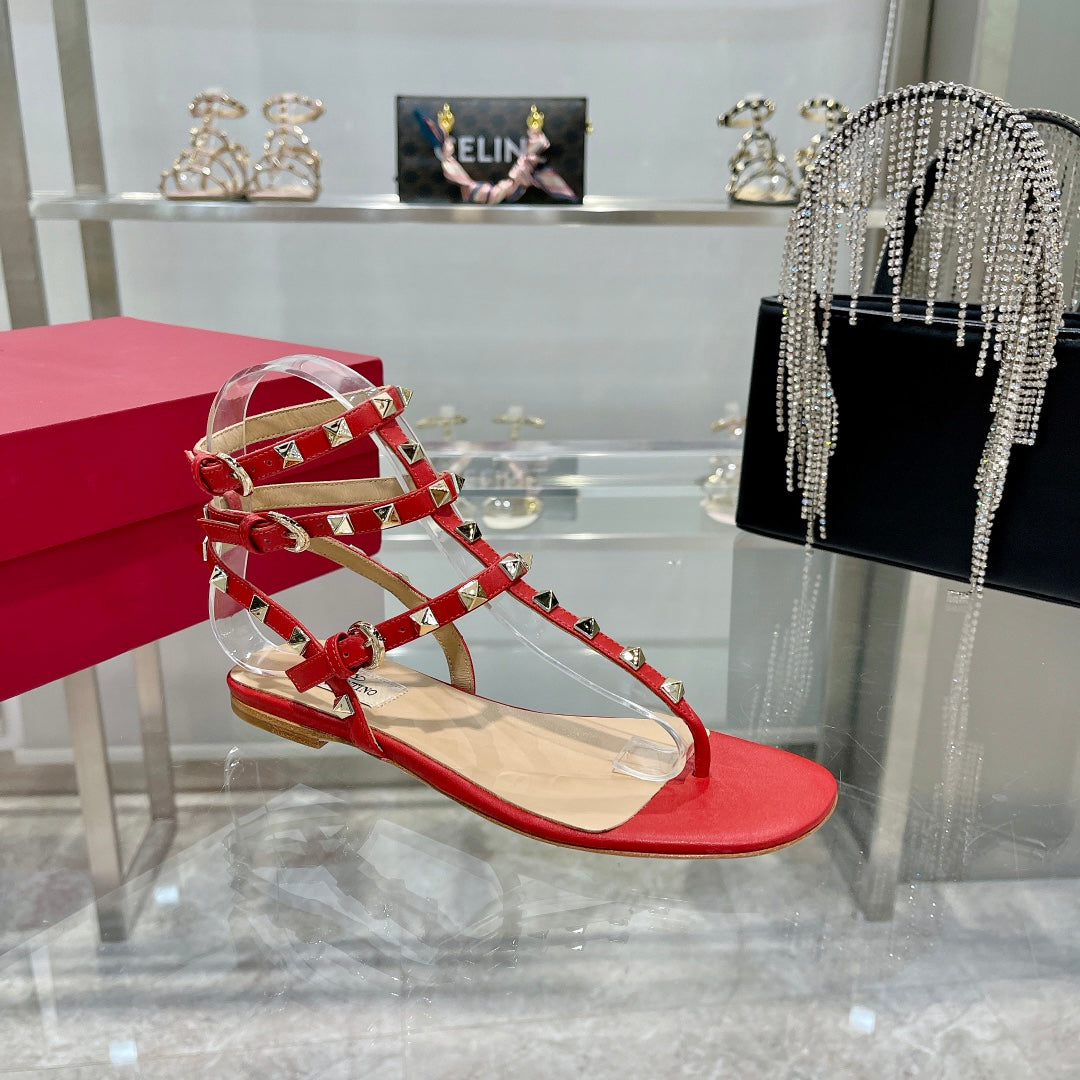 ROCKSTUD THONG SANDAL WITH STRAPS IN CHERRY RED CALFSKIN - 35