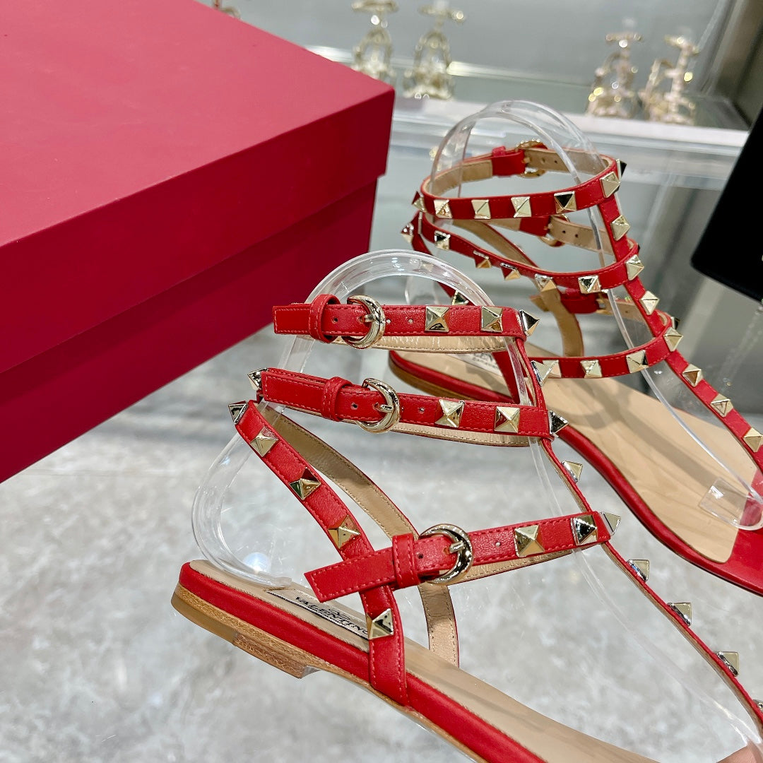 ROCKSTUD THONG SANDAL WITH STRAPS IN CHERRY RED CALFSKIN - 35
