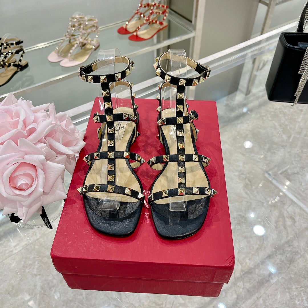ROCKSTUD SANDAL WITH STRAPS IN BLACK CALFSKIN - 35