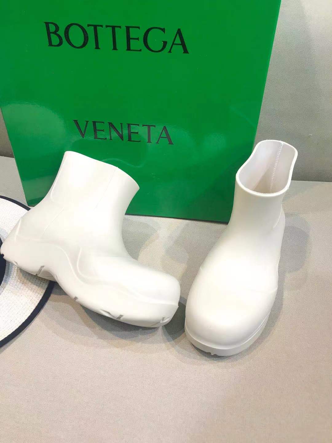 PUDDLE ANKLE BOOT IN WHITE RUBBER - 35