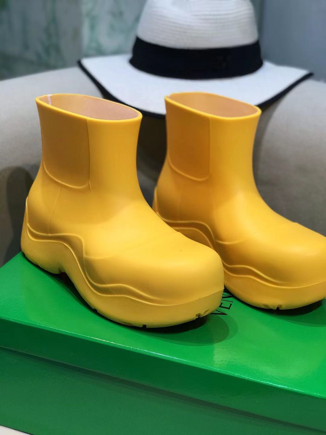PUDDLE ANKLE BOOT IN BRIGHT YELLOW RUBBER - 35