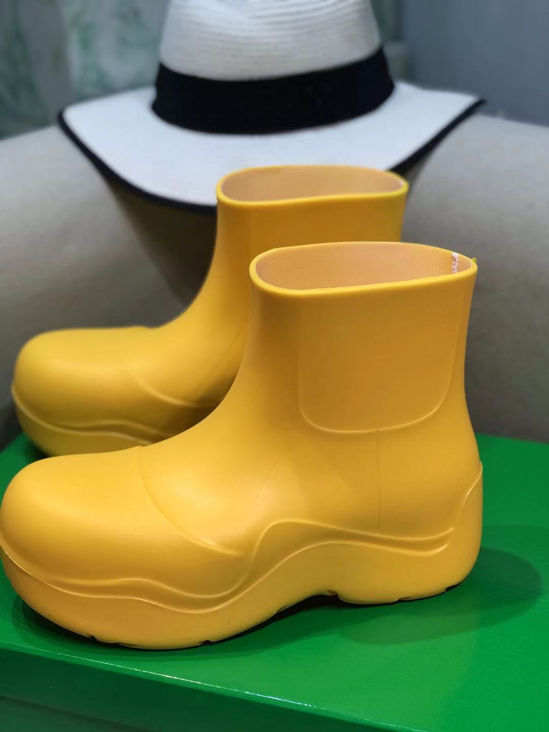PUDDLE ANKLE BOOT IN BRIGHT YELLOW RUBBER - 35