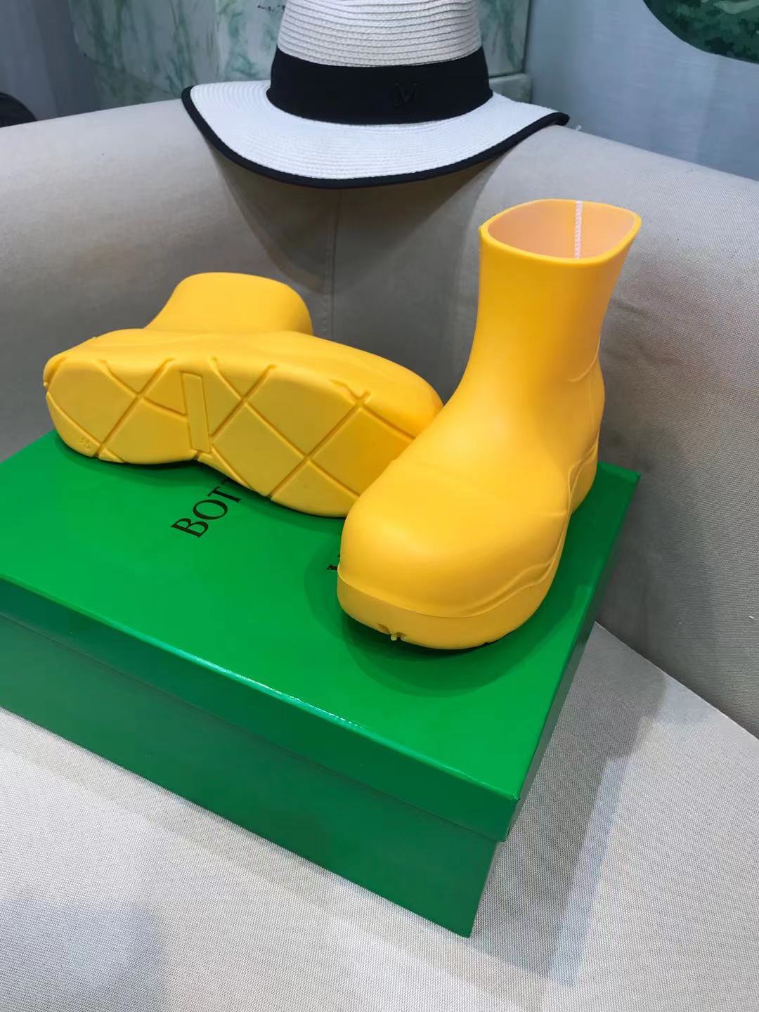 PUDDLE ANKLE BOOT IN BRIGHT YELLOW RUBBER - 35