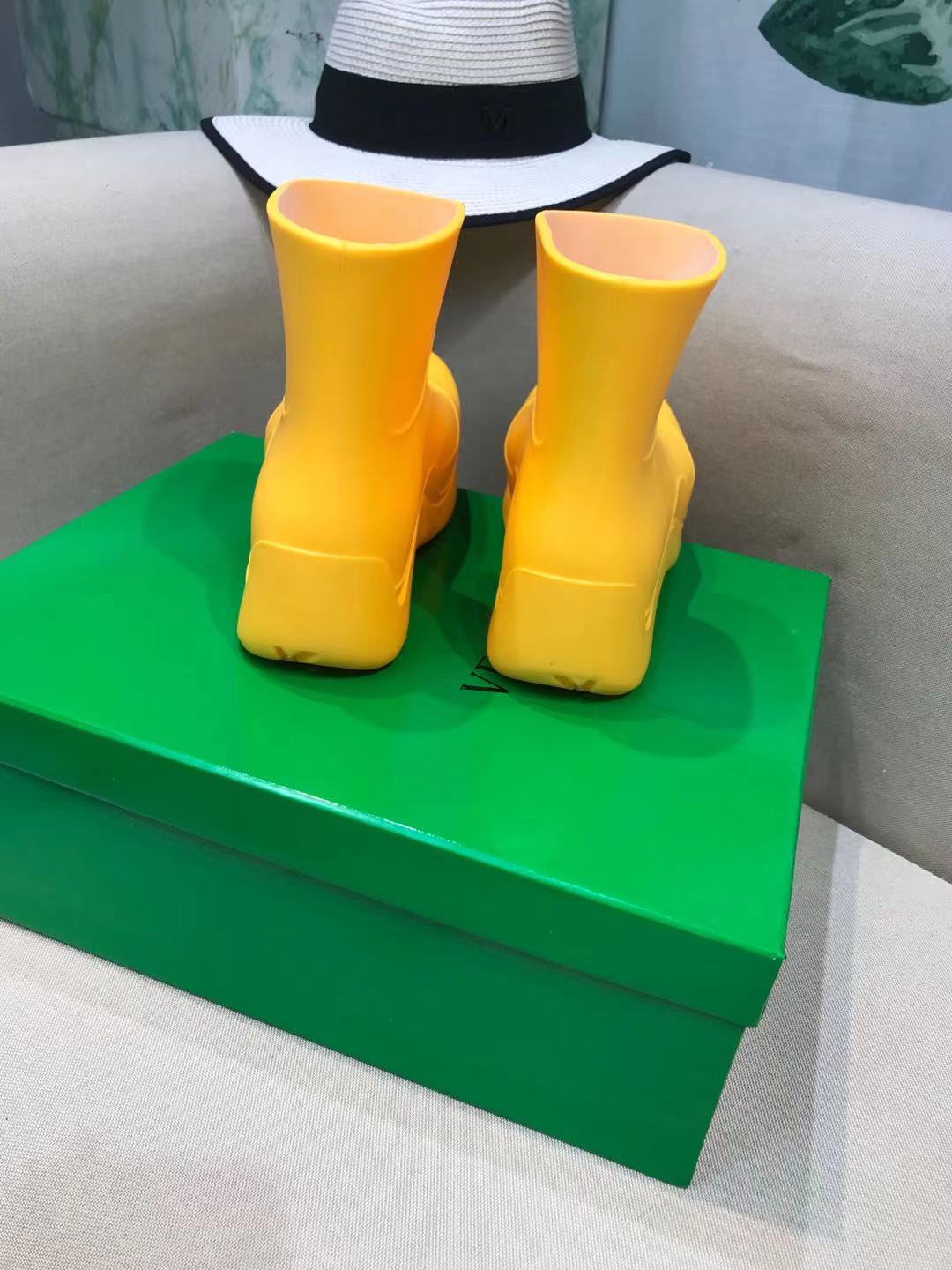 PUDDLE ANKLE BOOT IN BRIGHT YELLOW RUBBER - 35