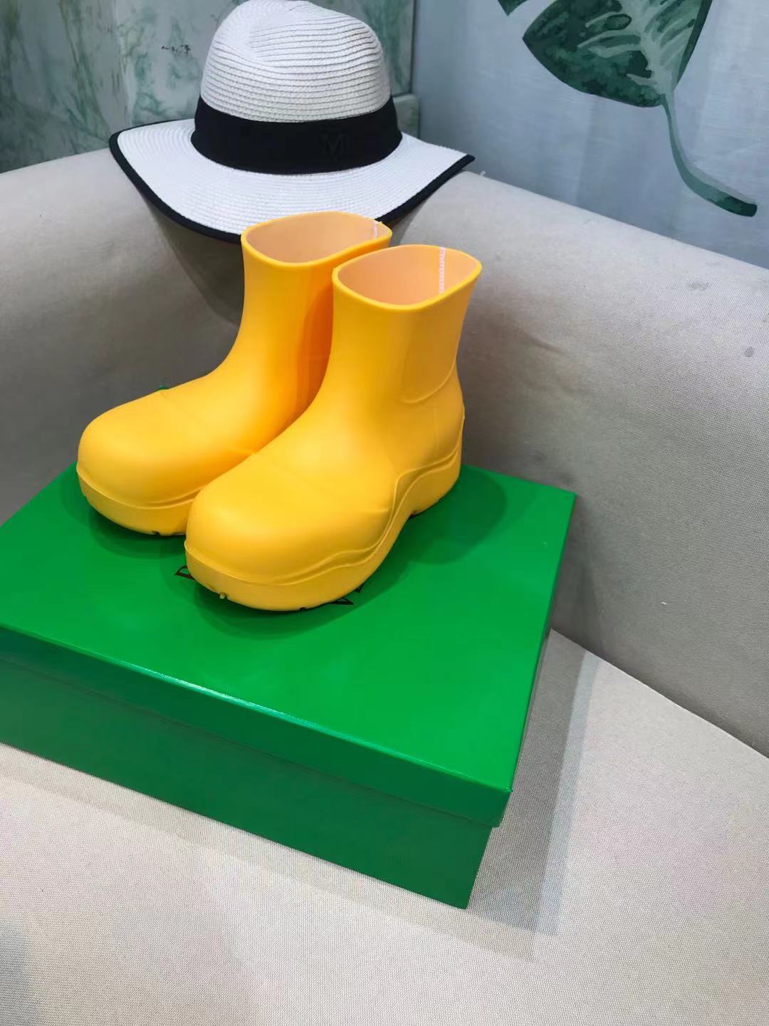 PUDDLE ANKLE BOOT IN BRIGHT YELLOW RUBBER - 35