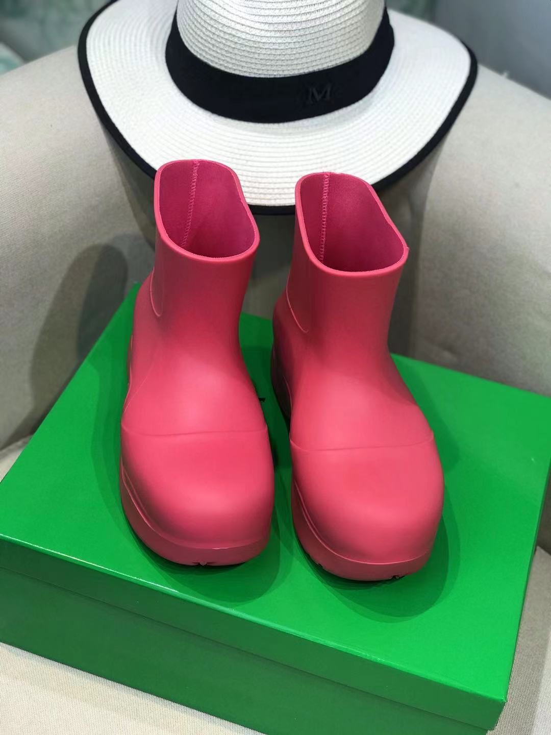 PUDDLE ANKLE BOOT IN BRIGHT PINK RUBBER - 35